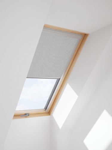 roleta_zaciemniająca_uniwersalna_DUA_wewnętrzna_do_okna_dachowego_RoofLITE++4204_jasny_szary_blisko.jpg
